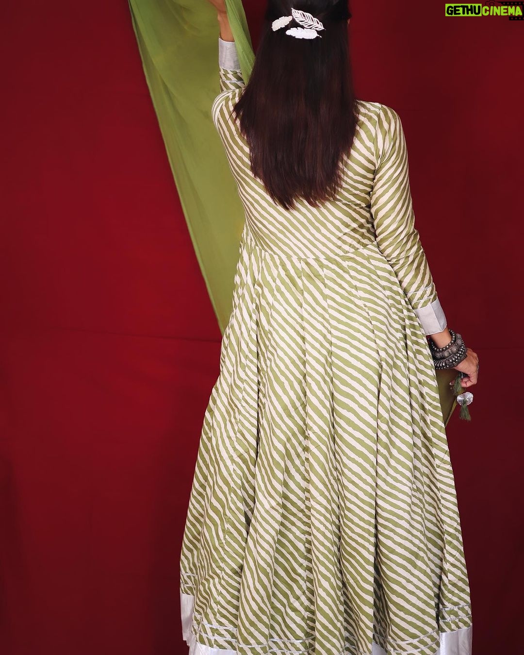 Pavitra Punia Instagram - So this season indian wear will be done in next few days post. Series 1 Wearing @colourfulthreads.in PR @issavibe_pr Hairclips @saar_beauty Hair @hairstylist.julie Jewels - straight from my closet. Heels - straight from my closet. #pavitraa #pavitrapunia