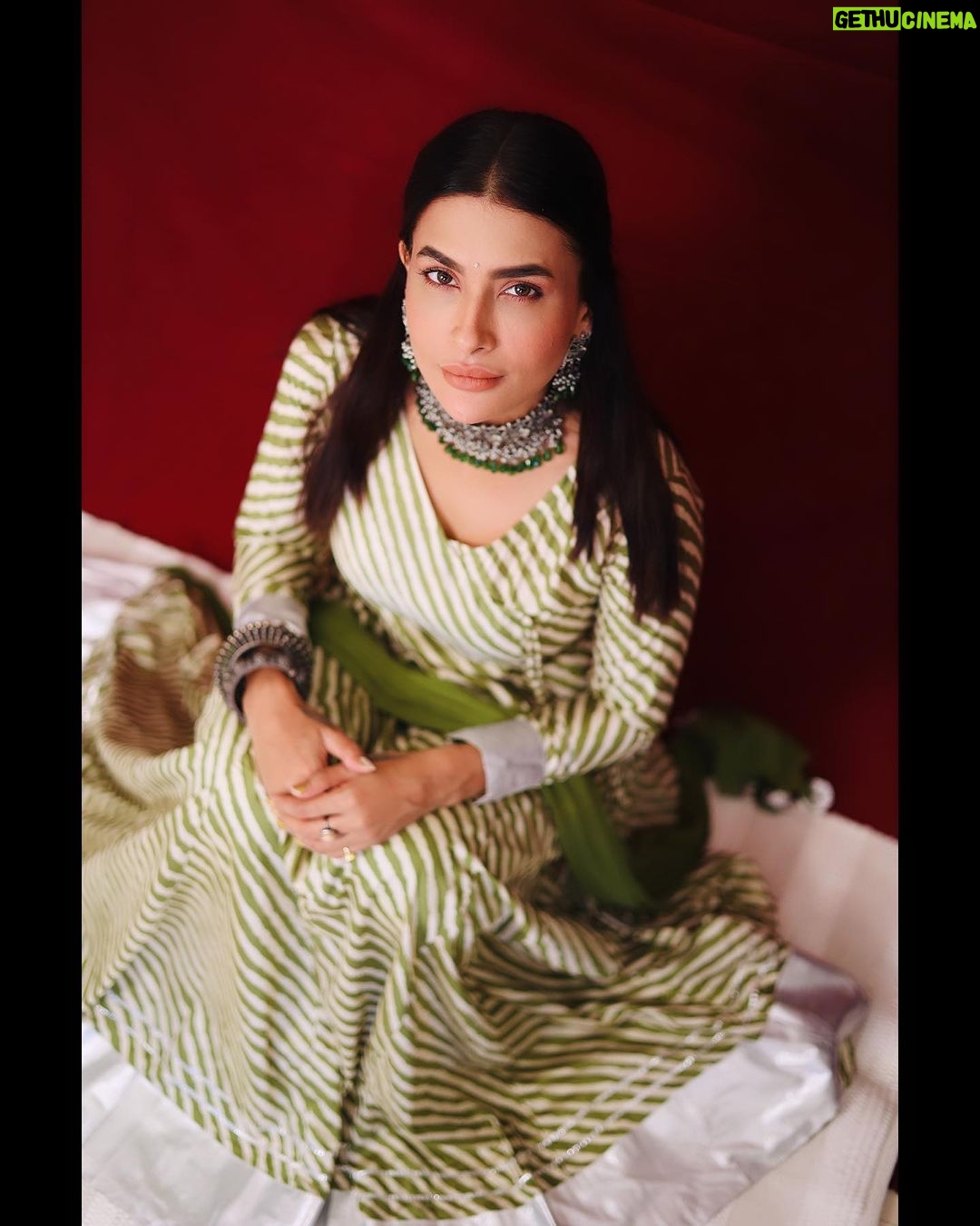 Pavitra Punia Instagram - So this season indian wear will be done in next few days post. Series 1 Wearing @colourfulthreads.in PR @issavibe_pr Hairclips @saar_beauty Hair @hairstylist.julie Jewels - straight from my closet. Heels - straight from my closet. #pavitraa #pavitrapunia