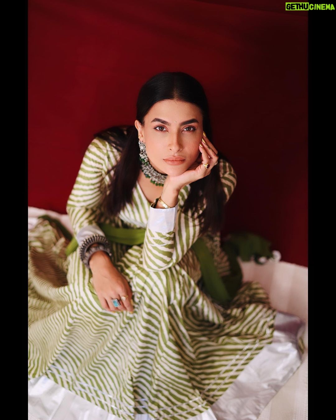 Pavitra Punia Instagram - So this season indian wear will be done in next few days post. Series 1 Wearing @colourfulthreads.in PR @issavibe_pr Hairclips @saar_beauty Hair @hairstylist.julie Jewels - straight from my closet. Heels - straight from my closet. #pavitraa #pavitrapunia