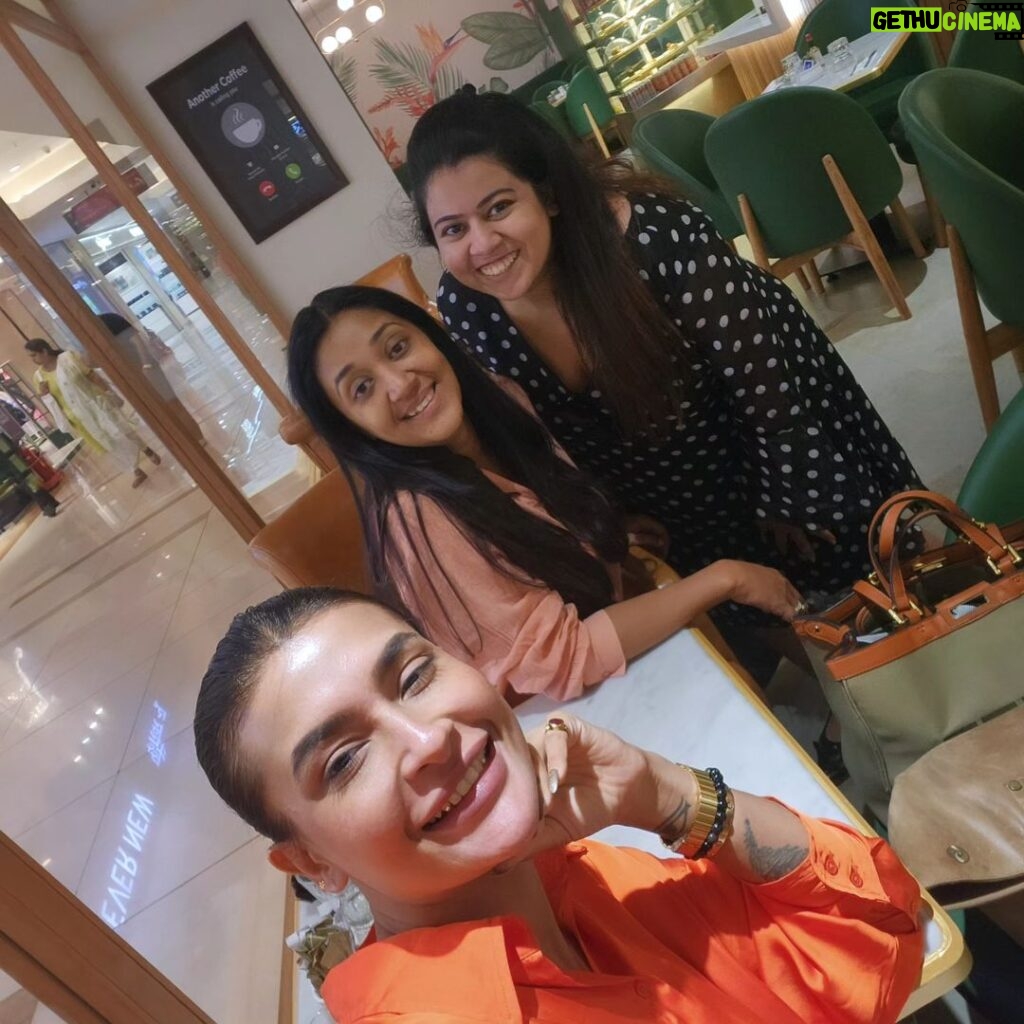 Pavitra Punia Instagram - Burgers with my gals 👧💕 🍔 @sinhavantika @dharmishthadagia #pavitrapunia #burgers