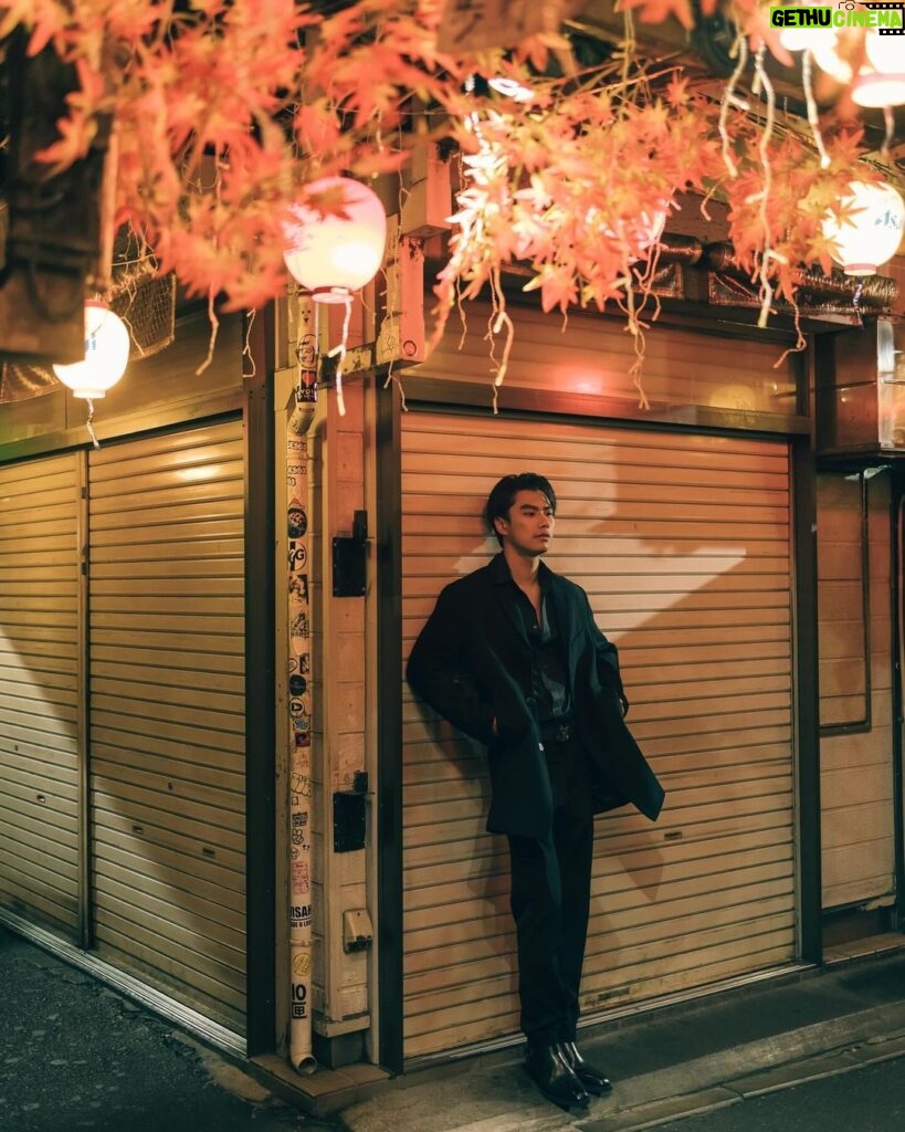Pawat Chittsawangdee Instagram - Lost in Japan 🍂 #อารมณ์นิยม Shinjuku Omoide Yokocho