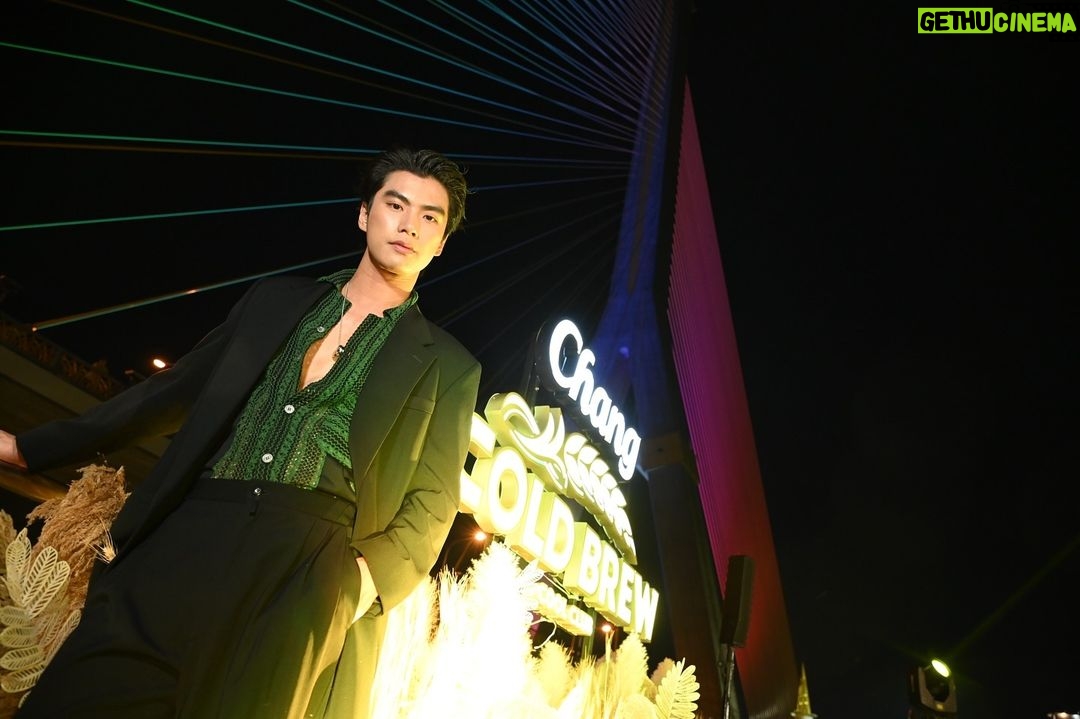 Pawat Chittsawangdee Instagram - สมการรอคอยกับการเปิดประสบการณ์ความชิลเหนือระดับ Chang Cold Brew Cool Club “The New Experience of Chill” ล่องเรือหรู Saffron Luxurious Cruise พร้อมดินเนอร์สุดพิเศษจากร้าน Flat marble และ Vantage point และปิดด้วย Exclusive party กับศิลปินบนเวที 360 องศา ที่ใจกลาง Monet & Friends Alive in Bangkok ชั้น 6 ICONSIAM ตั้งแต่วันที่ 12 - 24 ธันวาคมนี้เท่านั้น!! ใครอยากสัมผัสประสบการณ์ความชิลเหนือระดับเหมือนผม สามารถซื้อบัตรได้แล้วที่ FB: Chang Cold Brew Cool Club #ChangColdBrewCoolClub #TheNewExperienceOfChill