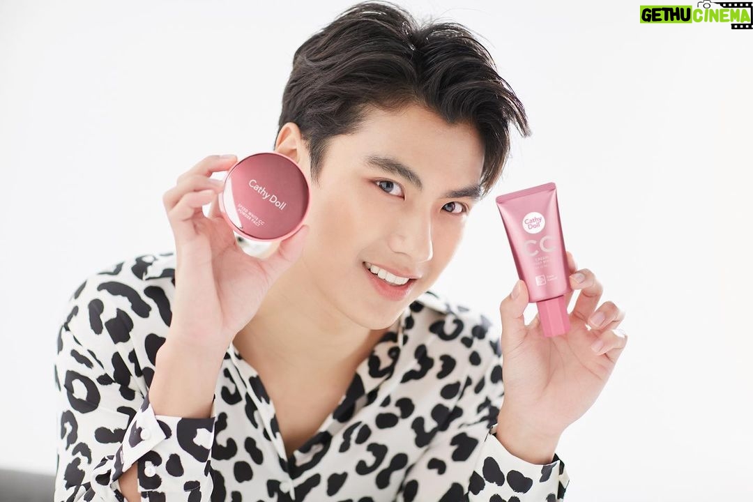 Pawat Chittsawangdee Instagram - ☀แดดร้อนจ้า หน้าอย่าลืมทาซีซีครีมนะครับ...หน้าใสท้าแดดต้อง Cathy Doll Speed White CC Cream SPF50 PA+++ และ Cathy Doll Speed White CC Powder Pact SPF40 PA+++ คู่หูปรับผิวใสดูออร่า พร้อมปกป้องผิวจากแสงแดดด้วย SPF50 PA+++ เหงือยิ่งออกหน้ายิ่งใส แดดแรงแค่ไหนก็ไม่หวั่นต้อง #ซีซีครีมลายเสือในตำนาน หาซื้อได้ที่ : Watsons , Beautrium , Eveandboy , Karmart , Boots , Cathy Doll Offical และตัวแทนจำหน่ายทั่วประเทศ