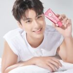Pawat Chittsawangdee Instagram - ไม่ต้องติดใจ แค่อยากให้ติดเราไว้ไปกับคุณในทุกที่ ❤️💚 CC Cream @cathydollclub ซีซีครีมอัพผิวหน้าใส ปกปิด กันแดด ครบในหลอดเดียว ใช้ได้ทุกวัน พิเศษเฉพาะช่วงนี้ เพียงซื้อสินค้า CC Series ที่กำหนด รับฟรี CC Sticker "OHM-NANON" สติ๊กเกอร์ลายสุดน่ารักจากพวกเรา มีให้เลือกสะสมถึง 3 Collection . สะสมได้ตั้งแต่ 15 มี.ค 66 - 31 มี.ค 66 อ่านรายละเอียดเพิ่มเติมได้ที่ Facebook : CathyDollClub . #CCStickerOHMNANON #CathyDollXOhmNanon #CathyDoll #CCcream #ซีซีครีมลายเสือ #ohmpawat #mynameisnanon #โอมนนน #OhmNanon