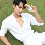 Pawat Chittsawangdee Instagram - ช่วงนี้อินกับกิจกรรมนอกสถานที่ กันแดดที่ดีที่สุดของผมตอนนี้ก็ต้อง L'Oreal Paris UV Defender Invisible fluid SPF50+ PA++++ หลอดนี้เลย! เนื้อบางเบา ความรู้สึกเหมือนไม่ได้ทาเลย แบบนี้แหละที่ตอบโจทย์ผู้ชายแบบโอม ที่สำคัญทาแล้วไม่ขาว ไม่วอก และไม่ลอยให้ใครได้ทัก แดดแรงแค่ไหน ก็ไม่มีวันกลัว กลัวอย่างเดียว กลัวไม่ลองไปลองกันนี่แหละครับ ลองเถอะ แล้วจะติดใจเหมือนผม #LOrealParisTH #กันแดดล่องหน