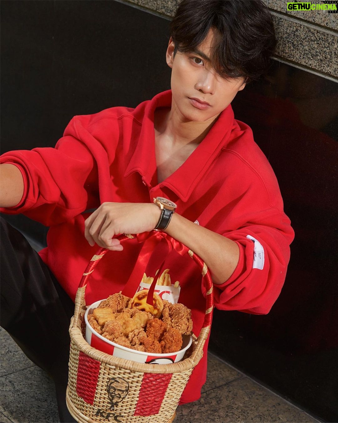 Pawat Chittsawangdee Instagram - ปีใหม่นี้มีของขวัญหรือยังครับ 🍗🍟 ให้ตะกร้าบักเก็ต limited edition จาก KFC ส่งความสุขกันให้เต็มเอิ่มเลยคร๊าบบบบ ใครอยากได้ มาร่วมกิจกรรมได้ที่ KFC สามย่านมิตรทาวน์ 17-18 ธันวานี้นะครับ #ตะกร้าบักเก็ต #KFC #เคเอฟซีเฟสติเวอร์บักเก็ต