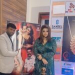 Payal Ghosh Instagram - #fireoflovered @krushna30 @rajeevcreations @ashokumartyagi .. First award of the year ❤️❤️ #payalghosh #payalghosh🖤