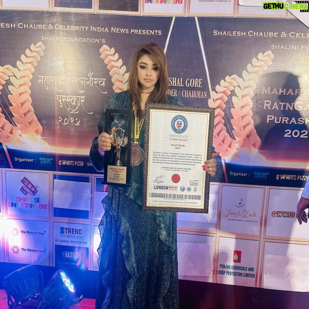 Payal Ghosh Instagram - Thank you #punecity thank you Maharashtra Ratna Gaurav awards for awarding me the the best actress award for the film @fireoflovered it means a lot 🖤🖤 #love #payalghosh 🖤🖤
