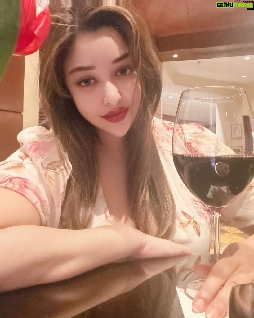 Payal Ghosh Instagram - Why do you need a man .. when you - yourself is rich enough to pamper yourself with all the luxuries 🌹 #happyvalentinesday #valentinesday #love 🖤🖤 #payalghosh #payalghosh🖤 @marriotthotels… WELCOME TO THE GANG OF INDEPENDENT WOMEN 😘 JW Marriott Mumbai Juhu