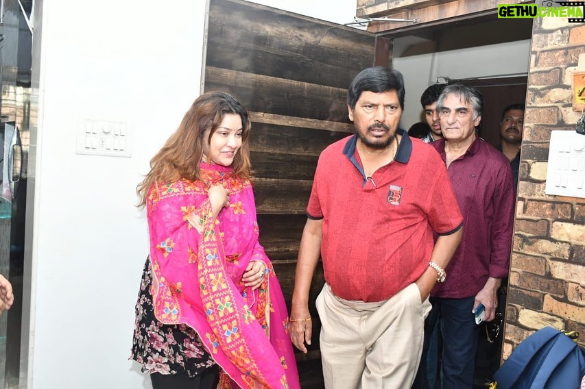 Payal Ghosh Instagram - Thanks @dr.ramdasathawale Sir for coming over to my place and congratulating me for my film @fireoflovered ‘s censor certificate UA and also for wishing me good luck for its theatrical release on 27th oct @rajeevcreations @ashokumartyagi @avantifilms #bollywood #boxoffice #prediwali #diwali #payalghosh