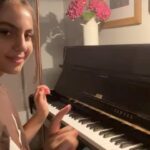 Payman Maadi Instagram - Amélie by @yanntiersen By Baran Maadi❤️ موسيقى فيلم اميلى ساخته يان تيرسن #daughter#hbd #piano