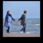 Payman Maadi Instagram - ‎صفی: سلام پيمان، همه می‌گن ناگهان درخت کی اکران می‌شه، چی بگیم؟! ‎پیمان: سلام از ماست، بنظرم بگیم ناگهان! ‎ صفی:ناگهان اکران!! البته اگه بازم مثل پارسال “کمدی-اجتماعی‌” ها جامون رو نگیرن! ‎پیمان: كه ميگيرن! .... اصلا چطوره بگيم فیلم ما هم کمدی اجتماعيه؟ آخه تو شوخى پايين تنه اى هم بلد نيستى كه!!بعد ميخواى اكران هم بشى! ‎صفی: خوب چطوره بگیم فیلمی علیه فساد و اعتیاد! يا بگیم مثلا تو آنتالیا فیلمبرداری شده و تو توش عاشق یه دختر خارجی ميشى كه حجاب نداره؟! ‎پیمان: باور نميكنن، ....اخه از اينورم خير سرمون موردى نداريم كه اميدوار باشيم به ممنوع ال اكران شدن كه بشه تبليغ واسمون ...... صفى: اقا من از دست اينا دارم گله بسيار ؟!!..... پيمان: ولى كى به كجاشه گله ما؟! چه اوضاعی ساختن برامون! ‎صفى؛ اين چطوره؟ : ‎به زودی در سالن‌های سینما ‎فیلمی برای همه‌ی سلیقه‌ها، همراه با لژ خانوادگی و پذیرایی و قرعه‌کشی! ‎پیمان: با سانديس و مينى بوس ‎صفى: برنده خوش شانس رو بفرستيم سفر آنتاليا ‎ پيمان: الان گيرت رو انتالاياست؟ ‎صفی: شمّ تجاری دارم! ‎پيمان: اها....پس لااقل بگیم اكران فيلم همراه با مجازترین مهناز افشار! صفي: همه چيو شوخى ميگيرى؟ من همش دارم حرص ميخورم واسه اكران ... برو بعدا با هم حرف ميزنيم پيمان: نه بابا شوخى چيه؟!.... ميگم مثلا...صفى جان.. صفى.... موسيقى: سر كوى دوست از سركار خانم مينو جوان لاهيجان
