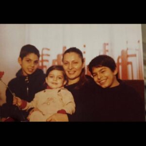 Payman Maadi Instagram - Happy Mother’s Day در كنار مادرم كه هميشه حواسش به همه ادماى دور و برش هست و براى همه دنيا خاله ايرانه، برادرم ارسطو و خواهرم پريسا