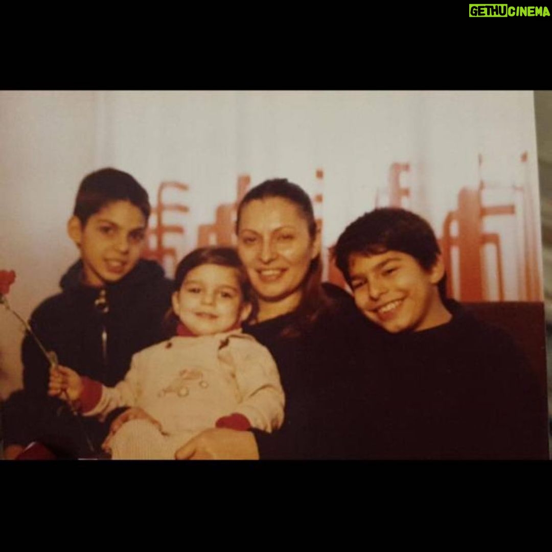 Payman Maadi - 252.2K Likes - Happy Mother’s Day
در كنار مادرم كه هميشه حواسش به همه ادماى دور و برش هست و براى همه دنيا خاله ايرانه، برادرم ارسطو و خواهرم پريسا