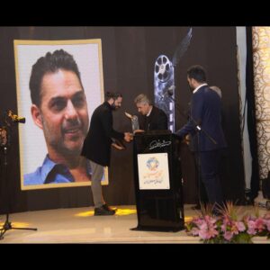 Payman Maadi Instagram - خوشحالم از دريافت تنديس سپاس براى بهترين تهيه كننده اول مرد. بابت تهيه فيلمهاى بمب يك عاشقانه و ناگهان درخت. تشكر از جامعه صنفى تهيه كنندگان ايران. ممنون از كمك هاى احسان رسول اف عزيز. به اميد اينكه دلهاي مردم كمى شادتر شود، دغدغه هاى فكريشان كمتر شود و انگيزه و دل و دماغى  براى ما بماند براى تهيه كارهاى ديگر.#bestproducer