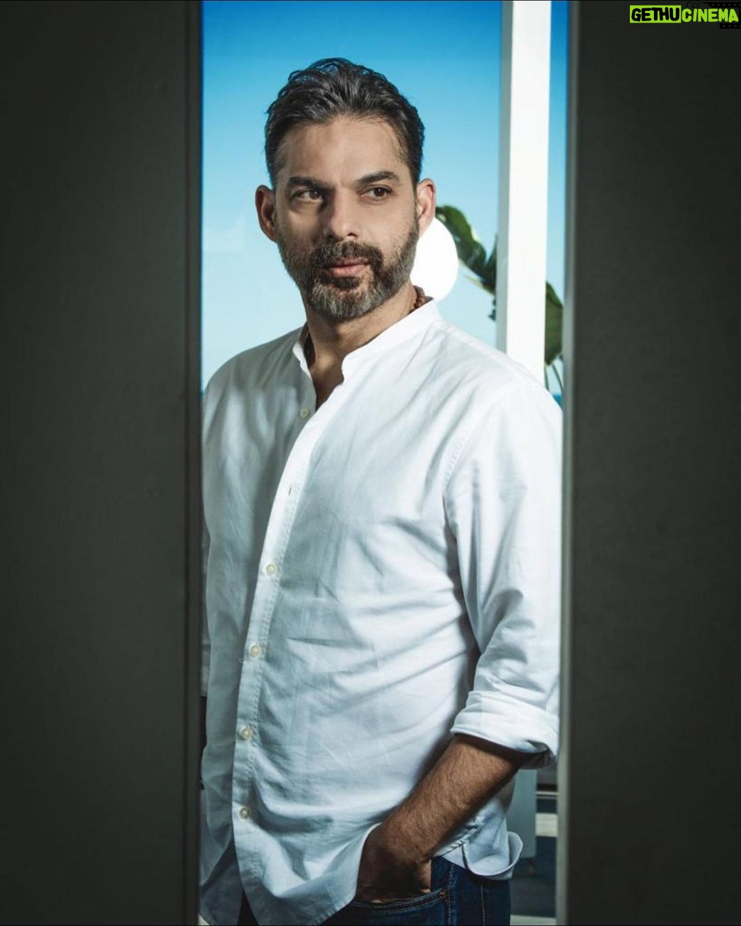 Payman Maadi - 211.7K Likes - This year's recipient of Stockholm Achievement Award is Payman Maadi, with the following motivation:
This year's Stockholm Achievement Award recipient is an Iranian actor with universal appeal and world-class role performances that have enriched great cinema. With his powerful and insightful role interpretations he opens a door for the audience to go beyond the big screen, past prejudices and over borders. It is the first time the Bronze Horse is awarded to an actor outside of Europe and USA.
Today, Payman Maadi is one of the biggest and most popular film stars in Iran. His acting career really took off in Asghar Farhadi’s (awarded with 2018 Stockholm Visionary Award) About Elly (2009) and A Separation (2011). Payman Maadi have also starred in several American films like Camp X-ray (2014), alongside Kristen Stewart, that was screened at Stockholm International Film Festival 2014.
Stockholm Lifetime Achievement Award is presented to an individual in honor and acknowledgement of their contribution to the world of film. Previous recipients of this award are, among others, Gena Rowlands, Lauren Bacall, David Lynch, Oliver Stone, Susan Sarandon, Claire Denis, Mike Leigh, and Francis Ford Coppola.
خبرگزاری کشور سوئد بدين صورت خبر داد: «پیمان معادى به دلیل ویژگی منحصربهفرد او در حضور بر پرده سینما و عبور از تعصبات و مرزها امسال طی مراسم ویژهای مهمترین جایزه این رویداد هنری، جایزه اسب برنزی را در نمایش اول نوردیک و مراسم فرش قرمز برای نمایش فیلم «متری شیشونیم» (۲۰۱۹) دریافت خواهد کرد.» در ادامه این خبر آمده است:«انگیزههای زیادی برای ارائه جایزه امسال دستاورد استکهلم به پیمان معادی است؛ بازیگری ایرانی با جذابیت عمومی و نقشآفرینیهایی در حد و کلاس جهانی است که به سینمای تراز اول غنا بخشیدهاند. او با برداشتهای نیرومند و بابصیرتش از نقشها، دریچهای را برای مخاطب میگشاید تا از پرده بزرگ سینما فراتر برود و تعصبات و مرزها را درنوردد. این نخستینبار است که جایزه مهم اسب برنزی به بازیگری خارج از اروپا و آمریکا اهدا میشود.اين
جایزه مهم به افتخار یک فرد و برای قدردانی از او به دلیل ادای سهم به دنیای فیلم اهدا میشود. قبل از پیمان معادی افرادی مثل دیوید لینچ، اولیور استون، سوزان ساراندون، لورن باکال، مایک لی و فرانس فورد كاپولا اين جايزه را گرفته اند.