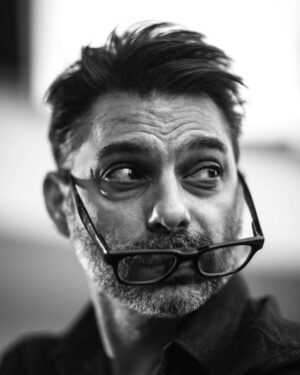 Payman Maadi Instagram - دريافت جايزه بهترين فيلمنامه سال براى فيلم "بمب يك عاشقانه" در بخش فيلمنامه هاى درام، از كانون محترم فيلمنامه نويسان برام بسيار با ارزش و دلچسب بود. من كار حرفه اي خودم رو بيست سال قبل با نوشتن فيلمنامه شروع كردم و از ان زمان تا امروز حتى يك روز رو به ياد ندارم كه چيزى ننوشته باشم. فيلمنامه نويسى برايم هميشه دغدغه جدى بوده و اين جايزه از اين اساتيد برايم در ادامه راهم، انگيزه مضاعف ايجاد كرد. از حبيب رضايى عزيز هم ممنونم كه در نبود من زحمت دريافت جايزه را كشيد و من را با حرف هاى پرمهرش مورد لطف قرار داد. عكس از ريحانه طراوتى#bestscreenplay #writersguildawards #bombalovestory