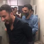 Payman Maadi Instagram - شوخى و شيطنت ما با بازيگر نقش مامورى كه قدش بلندتر از توقع ما بود. "شما بلند نشين، همونجورى نشسته احترام بذاريد" در شبكه نمايش خانگى #مترى_شيش_و_نيم #metrishishonim #just6.5#behindthescenes میدان شوش