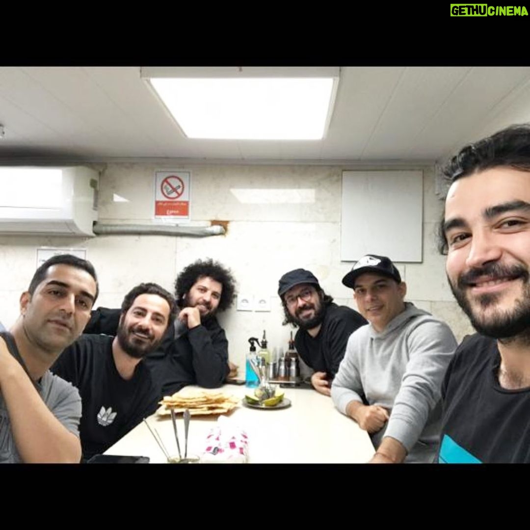 Payman Maadi Instagram - کله پاچه بعد از یک شب کاری. خوشحال و مطمئن از اینکه داریم فیلم خوبی میسازیم. فیلم رفت جشنواره کن، چند روز قبل هم اکران جهانی خود را در فرانسه آغاز کرد. ولی ما اونروز صبح آرزوهای قشنگ تری داشتیم.#برادران_لیلا
