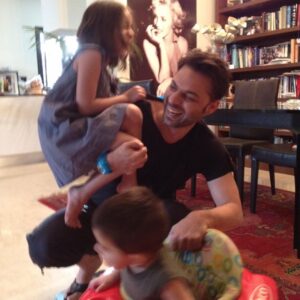 Payman Maadi Instagram - بارانم تولدت مبارك. چهارده سال قبل خداوند بهترين هديه زندگيم رو بهم داد. ازت بابت همه خوب بودن هايت ممنونم. با تو كه هستم خلاق ترم، پويا تر و پر جنب و جوش ترم،  با تو بامزه تر و مسخره ترم. ببار باران..... ببار #happybirthday #daughter#happy14