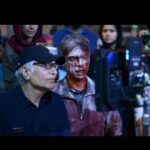 Payman Maadi Instagram - در روند توليد فيلم بمب، مهمترين نکته برام اين بود كه همه عوامل اصلى فيلم هم پشت دوربین و هم بازیگرها حتما روزها و شبهاى موشك‌باران تهران را تجربه كرده باشن: محمود كلارى، مهرداد ميركيانى، ايرج شهزادى و محسن شاه‌ابراهيمي و از اون سمت لیلا حاتمی، سیامک‌ انصاری، حبیب رضایی و سیامک صفری. اصرار ما اين بود كه طراحى صحنه، لباس و المانهاى مربوط به اون دوره بيش از حد لازم خودنمايى نکنه و فقط بسترى برای روایت قصه ايجاد کنه كه از اين بابت خوشحالم و ممنون از محسن شاه‌ابراهیمی و سارا خالدی. و اما، عده كمى از عزيزانم سوالها و گیرهایی داشتن و البته كه محبت داشته‌اند و گفتند كه فيلم خوب بود فقط حيف كه..... فكر كردم همينجا خيلى كوتاه به بيشترين موارد مچ‌گيرى‌شده توسط اين عزيزان پاسخ بدم! :) ١- بله در اون زمان دكل هاى مخابراتى وجود داشت. اصولا دكلهای مخابراتی از زمان ورود مخابرات به ايران وجود داشتن با این تفاوت که در اون روزها غيب شدن دكل ها امر معمولی نبود! ٢- بله علمک گاز وجود داشته. اون چراغ گازى‌های رو ديوار كه در خاموشى زمان بمباران تهران روشن می‌كرديم با باطري كار نميكردن و گازی بودن. ٣- بله فيلم «خانه دوست كجاست» كيارستمى عزیز محصول سال شصت و پنجه و در سال شصت و شش اكران شده. ۴- بله گروه Beegees هنوز وجود داشت و اين آهنگ بخصوص مال هشت سال قبل از داستان ماست. برخی از جوانان غرب زده و منحط اون روزگار هم تلاش ميكردند تا شبيه جان تراولتاى فيلم «تب شنبه‌شب» حركات موزون جلف انجام بدن. ۵- بله روم به ديوار مدونا هم بود و تا اين حد هم بود كه كه بچه هاى مدرسه دو تا عكس بزرگ مارادونا ميگرفتن و يه عكس كوچك مدونا جاش ميدادن. ۶- بله متاسفانه معلم بدون ریش هم وجود داشت! ۷- نخیر؛ نسل خانم‌هاى زيبا و تر و تميز، بعد از موشكباران و جنگ بوجود نيامد. زمان جنگ هم بودن و کم هم نبودن! ۸- نخیر؛ کتک زدن و خوردن خیلی هم بیشتر از این‌که تو فیلم هست با دلایل دم‌دستی و الکی تو مدرسه‌ها اتفاق می‌افتاد. من و سیامک انصاری و علیرضا عصار با هم تو همین مدرسه درس میخوندیم و کتک‌ها خوردیم که قصه‌ش خیلی مفصله! در آخر هم بايد بگم كه قطعا فيلم ما مثل بقيه فيلمهای جهان بدون ايراد نيست فقط قصد داشتم تا خیال اون دسته از رفقا رو یه کم راحت كنم. يك‌بار ديگه خسته نباشيد ميگم به گروه پر تلاش صحنه و لباس و تولید «بمب؛ يك عاشقانه» و دم تك تك شما تماشاچيان فيلم هم گرم. پيمان معادى