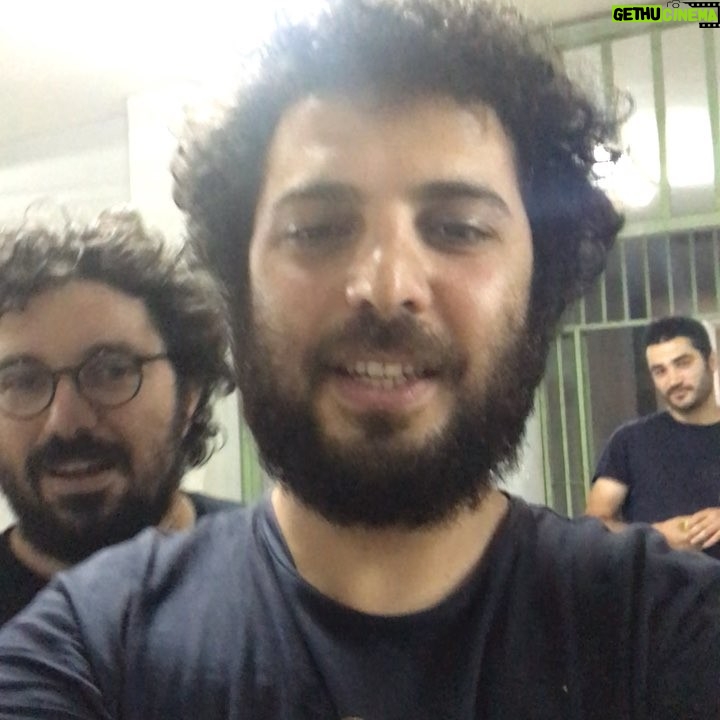 Payman Maadi Instagram - اخرش هم هومن بهمنش حرفش رو نزد از دست اين سعيد روستايى! اقاى ساداتيان هم ايستاده و با خودش فكر ميكنه گير كيا افتاديم😂😂 دلم تنگه زياد واسه تك تك بچه هاى درجه يك گروه مترى شيش و نيم و بزودى باز بهتون ملحق ميشم. و به كمك نويد محمدزاده انتقام سعيد روستايي و بهمنش رو ازتون ميگيريم😂😂😂