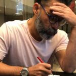 Payman Maadi Instagram - روزهای پایانی نوشتن سریالی برای شبکه خانگی. خیلی وقت بود دلم میخواست فیلمنامه کمدی دیگه ای بنویسم. سال ها قبل تجربه های شیرین و خوبی در نوشتن سناریوهای طنز داشتم ولی تا امروز دنبال فرصتی بودم تا در ژانر مورد علاقه ام کار کنم. کمدی سیاه یا Dark Comedy. اینروزها با همکاری پویا مهدویزاده مشغول نوشتن اپیزودهای پایانی قصه هستیم. مارتین مک دونا میگه “همه کارهای من ترکیبی است از کمدی سیاه، و یک حس مالیخولیایی غمگین و ناامید کننده.” جری ساینفلد هم که از کمدین های محبوبم‌ هست میگه “کمدی ۴ مرحله داره. اینکه رفیق هات رو بخندونی، اینکه غریبه هارو بخندونی، اینکه پول بگیری غریبه هارو بخندونی و اینکه یه کاری کنی آدما ادای تو رو در بیارن چون بهشون خیلی حال میده” (ما فعلا تو مرحله اول موفق بودیم) منم میگم “ایشالا بتونیم یه مجوز ساخت بدون‌سکته و انفارکتوس بگیریم، یه سرمایه تمیز و بی مساله هم پیدا کنیم، و از همه مهم تر اینکه روزهای نکبت و غم انگیز و تاریک و مملو از مشکلات هم در آینده برای همه مردم کمتر باشه که انگیزه و دل و دماغ ما هم برای تولید اینکار از دست نره و بریم اولین سریال شبکه خانگی مون رو کار کنیم.”
