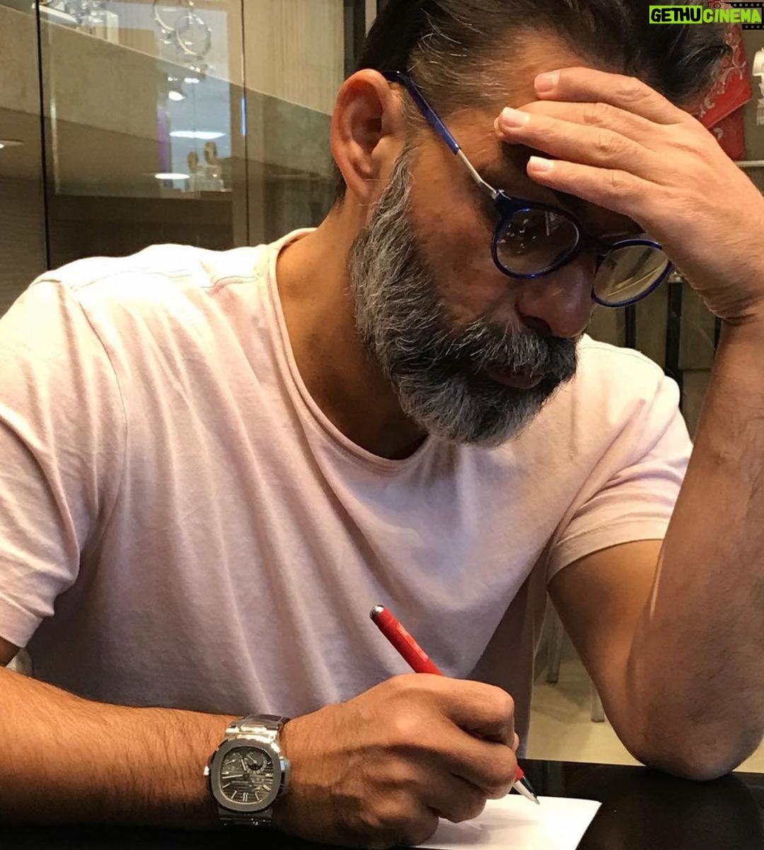 Payman Maadi - 254.1K Likes - روزهای پایانی نوشتن سریالی برای شبکه خانگی.
خیلی وقت بود دلم میخواست فیلمنامه کمدی دیگه ای بنویسم. سال ها قبل تجربه های شیرین و خوبی در نوشتن سناریوهای طنز داشتم ولی تا امروز دنبال فرصتی بودم تا در ژانر مورد علاقه ام کار کنم. کمدی سیاه یا Dark Comedy. اینروزها با همکاری پویا مهدویزاده مشغول نوشتن اپیزودهای پایانی قصه هستیم.
مارتین مک دونا میگه “همه کارهای من ترکیبی است از کمدی سیاه، و یک حس مالیخولیایی غمگین و ناامید کننده.”
جری ساینفلد هم که از کمدین های محبوبم هست میگه “کمدی ۴ مرحله داره. اینکه رفیق هات رو بخندونی، اینکه غریبه هارو بخندونی، اینکه پول بگیری غریبه هارو بخندونی و اینکه یه کاری کنی آدما ادای تو رو در بیارن چون بهشون خیلی حال میده”
(ما فعلا تو مرحله اول موفق بودیم)
منم میگم “ایشالا بتونیم یه مجوز ساخت بدونسکته و انفارکتوس بگیریم، یه سرمایه تمیز و بی مساله هم پیدا کنیم، و از همه مهم تر اینکه روزهای نکبت و غم انگیز و تاریک و مملو از مشکلات هم در آینده برای همه مردم کمتر باشه که انگیزه و دل و دماغ ما هم برای تولید اینکار از دست نره و بریم اولین سریال شبکه خانگی مون رو کار کنیم.”