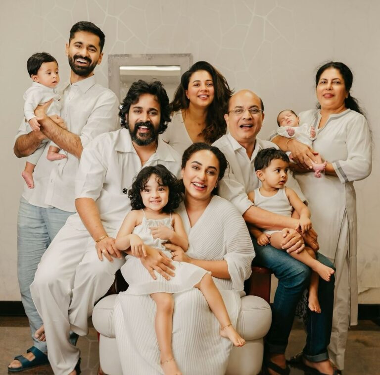Pearle Maaney Instagram - Our Pretty little Big Family 🥰 Picture Perfect 🧿🥰 @srinish_aravind @rubenbijy @rachel_maaney . Click @todstories Me and Nila wearing @_susan_lawrence_ Srinish wearing @barrax.in