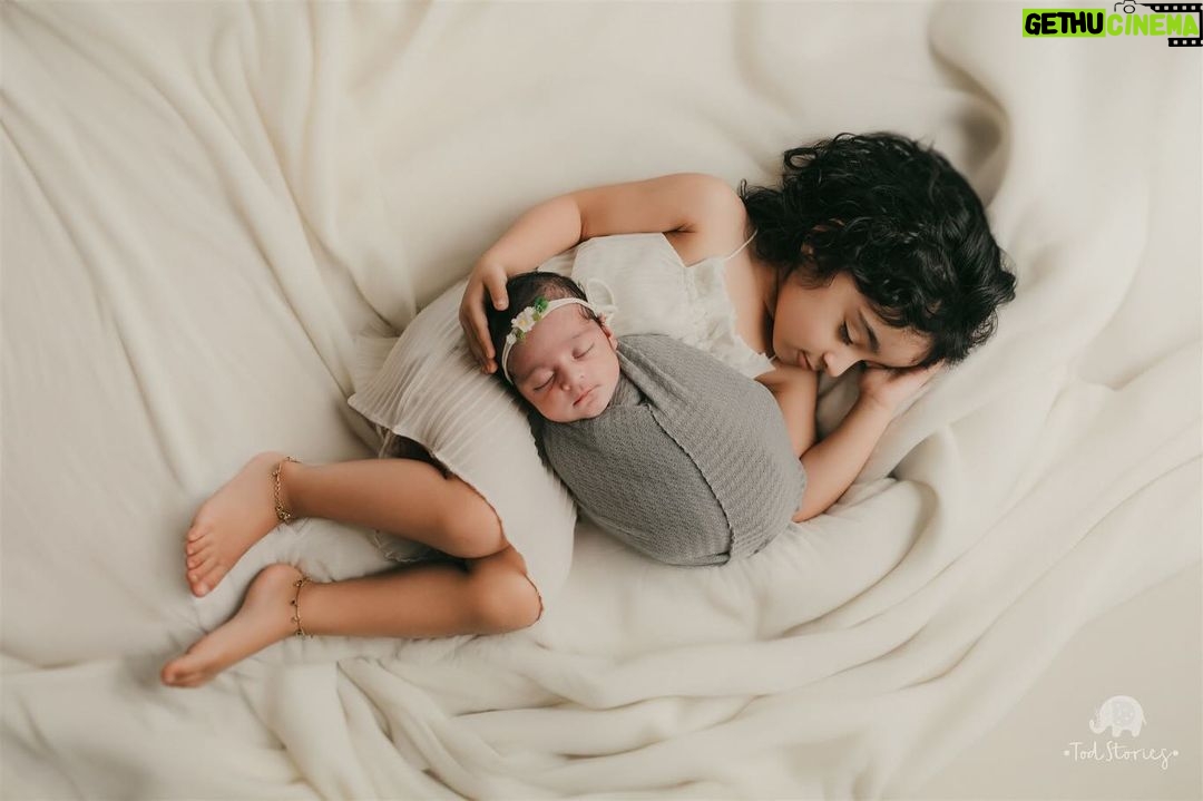 Pearle Maaney Instagram - Safe is her Chechi’s arms ❤️✨🧿 Nila & Nitara . . Click @todstories Nila wearing @_susan_lawrence_