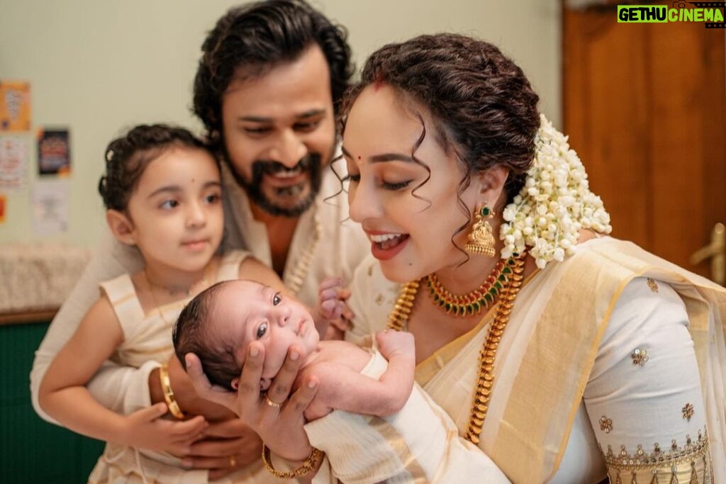 Pearle Maaney Instagram - Meet ‘Nitara Srinish’ 🧿 Our baby Angel 👼 who turned 28 Days Today. It was her Noolukettu and guess what? Our Hearts Are Full and Our Hands are also Full 😋🥰 Need All Your Prayers and Blessings ❤ . Our Team Click @sainu_whiteline @_whiteline_photography_ Decor @thegreindale MUA and Jewellery @sajithandsujith Styled by @sabarinathk_ Saree @kasavukada_1985 Nila wearing @sabarinathk_ Saree draping @drapewithkp