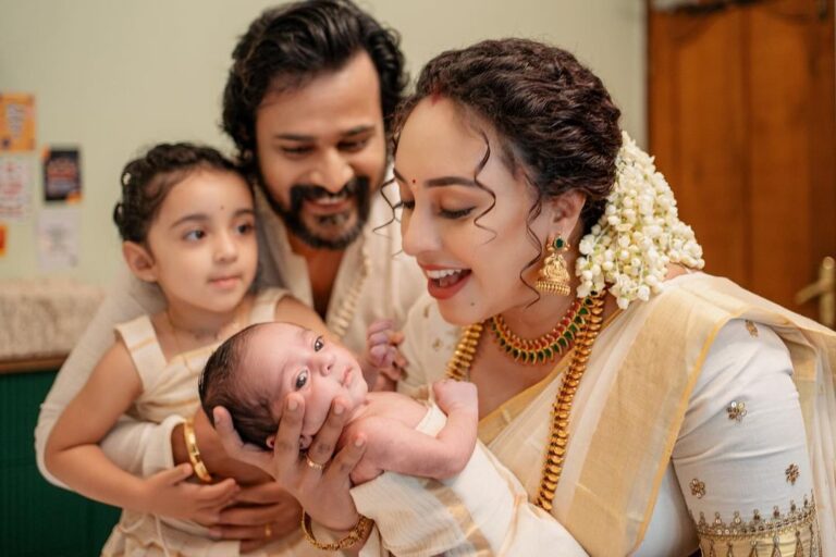 Pearle Maaney Instagram - Meet ‘Nitara Srinish’ 🧿 Our baby Angel 👼 who turned 28 Days Today. It was her Noolukettu and guess what? Our Hearts Are Full and Our Hands are also Full 😋🥰 Need All Your Prayers and Blessings ❤️ . Our Team Click @sainu_whiteline @_whiteline_photography_ Decor @thegreindale MUA and Jewellery @sajithandsujith Styled by @sabarinathk_ Saree @kasavukada_1985 Nila wearing @sabarinathk_ Saree draping @drapewithkp
