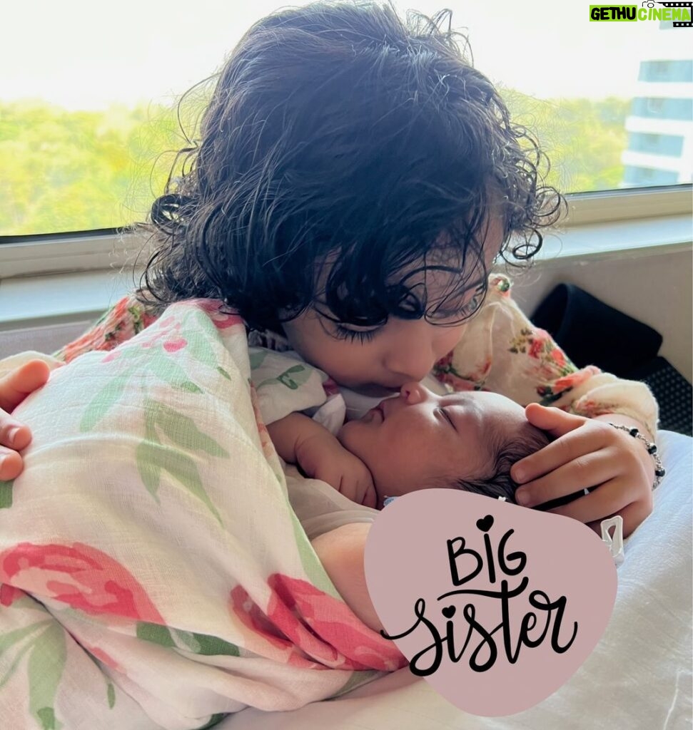 Pearle Maaney Instagram - It was Love at First Kick while baby was in the belly… 😋 and they met each other to exchange a kiss finally 💋 Big Sister Love ❤ when Nila Met….. her little baby Sister.