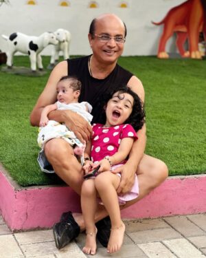 Pearle Maaney Instagram - I’ve always dreamt of a life like this and this picture made me realise how blessed I am… so grateful… ❤️
Daddy’s girl forever ♾️