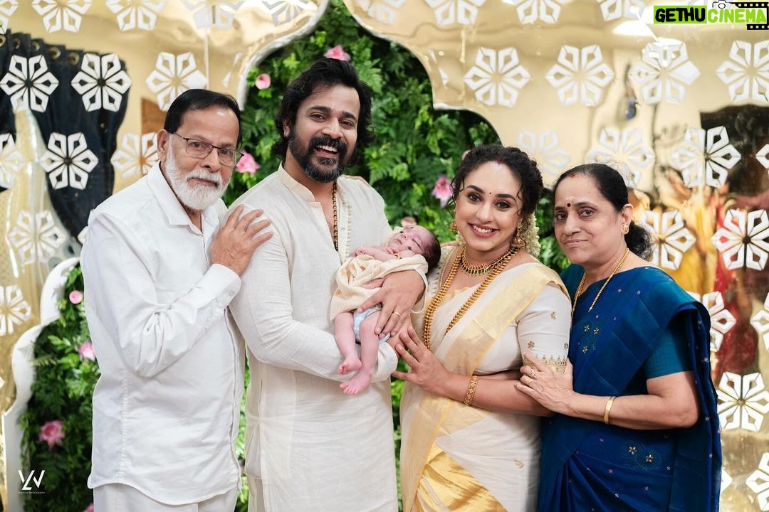 Pearle Maaney Instagram - When the whole family came together to celebrate 🥰 . Click @sainu_whiteline @_whiteline_photography_ Decor @thegreindale MUA and Jewellery @sajithandsujith Styled by @sabarinathk_ Saree @kasavukada_1985 Nila wearing @sabarinathk_ Saree draping @drapewithkp
