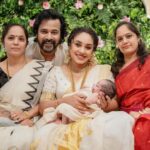 Pearle Maaney Instagram - When the whole family came together to celebrate 🥰 . Click @sainu_whiteline @_whiteline_photography_ Decor @thegreindale MUA and Jewellery @sajithandsujith Styled by @sabarinathk_ Saree @kasavukada_1985 Nila wearing @sabarinathk_ Saree draping @drapewithkp