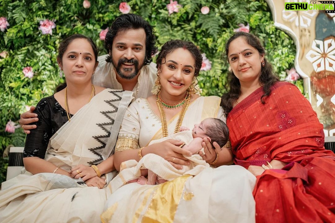 Pearle Maaney Instagram - When the whole family came together to celebrate 🥰 . Click @sainu_whiteline @_whiteline_photography_ Decor @thegreindale MUA and Jewellery @sajithandsujith Styled by @sabarinathk_ Saree @kasavukada_1985 Nila wearing @sabarinathk_ Saree draping @drapewithkp