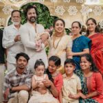 Pearle Maaney Instagram - When the whole family came together to celebrate 🥰 . Click @sainu_whiteline @_whiteline_photography_ Decor @thegreindale MUA and Jewellery @sajithandsujith Styled by @sabarinathk_ Saree @kasavukada_1985 Nila wearing @sabarinathk_ Saree draping @drapewithkp