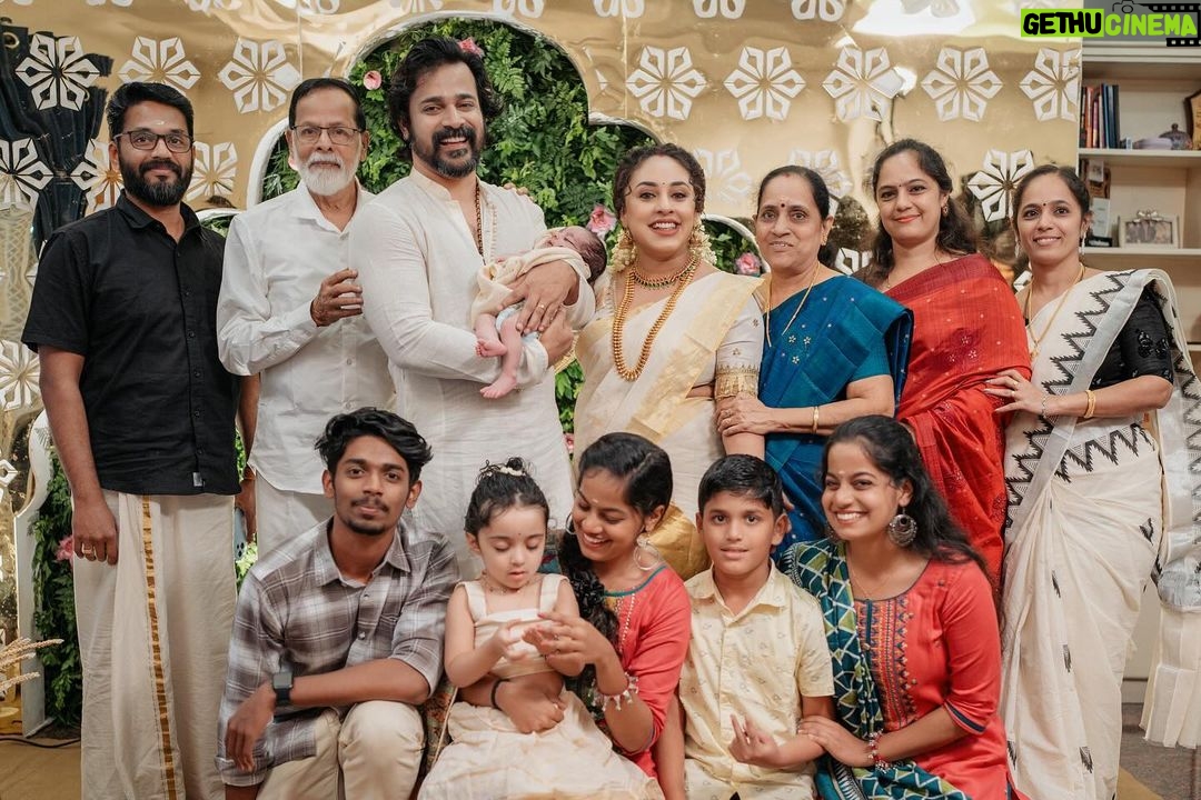Pearle Maaney Instagram - When the whole family came together to celebrate 🥰 . Click @sainu_whiteline @_whiteline_photography_ Decor @thegreindale MUA and Jewellery @sajithandsujith Styled by @sabarinathk_ Saree @kasavukada_1985 Nila wearing @sabarinathk_ Saree draping @drapewithkp