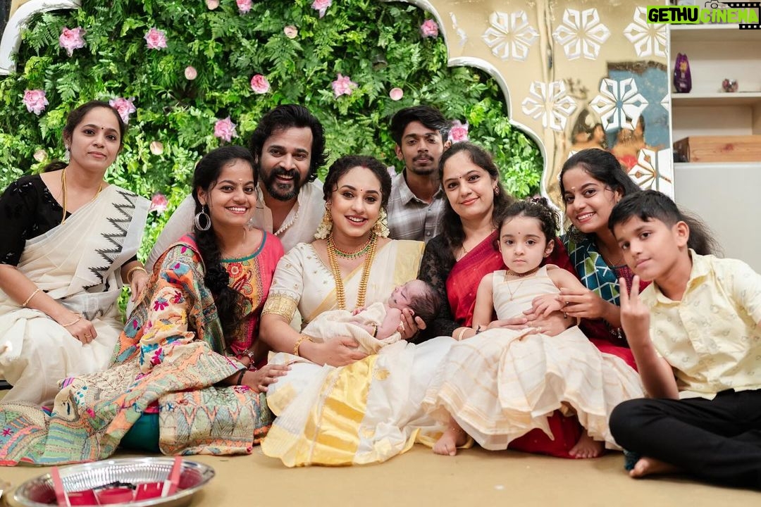 Pearle Maaney Instagram - When the whole family came together to celebrate 🥰 . Click @sainu_whiteline @_whiteline_photography_ Decor @thegreindale MUA and Jewellery @sajithandsujith Styled by @sabarinathk_ Saree @kasavukada_1985 Nila wearing @sabarinathk_ Saree draping @drapewithkp