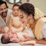Pearle Maaney Instagram – Meet ‘Nitara Srinish’ 🧿

Our baby Angel 👼 who turned 28 Days Today. It was her Noolukettu and guess what? Our Hearts Are Full and Our Hands are also Full 😋🥰 Need All Your Prayers and Blessings ❤️ 
.
Our Team 
Click @sainu_whiteline @_whiteline_photography_ 
Decor @thegreindale 
MUA and Jewellery @sajithandsujith 
Styled by @sabarinathk_ 
Saree @kasavukada_1985 
Nila wearing @sabarinathk_ 
Saree draping @drapewithkp