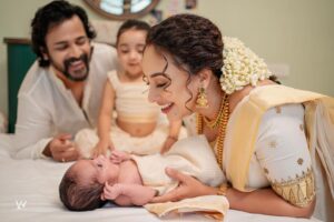 Pearle Maaney Instagram - Meet ‘Nitara Srinish’ 🧿 Our baby Angel 👼 who turned 28 Days Today. It was her Noolukettu and guess what? Our Hearts Are Full and Our Hands are also Full 😋🥰 Need All Your Prayers and Blessings ❤️ . Our Team Click @sainu_whiteline @_whiteline_photography_ Decor @thegreindale MUA and Jewellery @sajithandsujith Styled by @sabarinathk_ Saree @kasavukada_1985 Nila wearing @sabarinathk_ Saree draping @drapewithkp