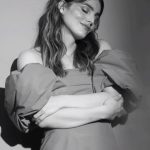 Pedro Pascal Instagram - La felicidad es reconocida como un momento de alegría y plenitud. La palabra felicidad proviene del latín de la palabra «felicitas» @luxpascal_