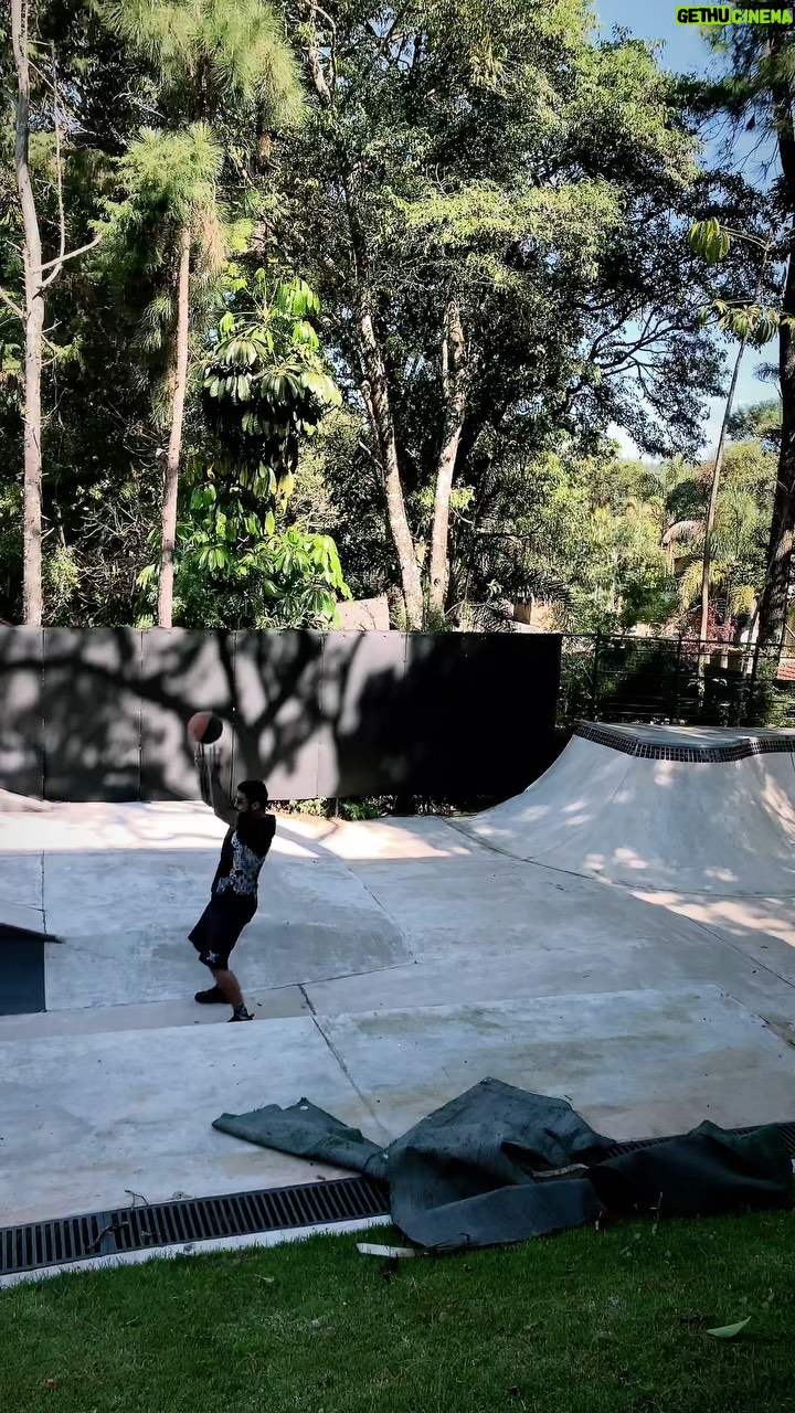 Pedro Scooby Instagram - A cagada do ano kkkk… Levando um pouco de alegria e diversão pro set, durante o intervalo das gravações e das fotos da campanha de hoje para @oakleybr ❤️ talento ou sorte? 🤣🏀
