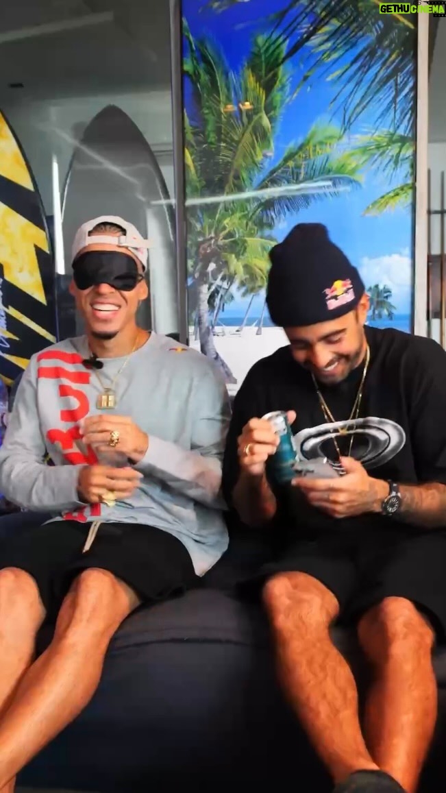 Pedro Scooby Instagram - SABOR NOVO 🤫 O novo Red Bull Summer Edition sabor Figo e Maçã chegou, e o @l7nnon teve a missão de experimentar em primeira mão e desvendar esse mistério 🤔 Depois de uma ajudinha do @pedroscooby, o homem conseguiu descobrir 😂 Quem aí quer experimentar essa novidade? É o sabor do verão, esquece 🙅♂️ #redbull #tedáasas #redbullsummeredition #summeredition #figoemaçã #figo #maçã #l7nnon #scooby #pedroscooby