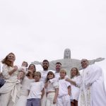 Pedro Scooby Instagram - Para iluminar esse dia chuvoso! O batizado da minha nossa pequena, gigante Aurora! Obrigado Deus, família e @padreomaroficial 🙏🏼 🎥 @mateusswerneck