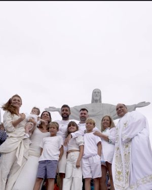 Pedro Scooby Instagram - Para iluminar esse dia chuvoso! O batizado da minha nossa pequena, gigante Aurora! Obrigado Deus, família e @padreomaroficial 🙏🏼

🎥 @mateusswerneck