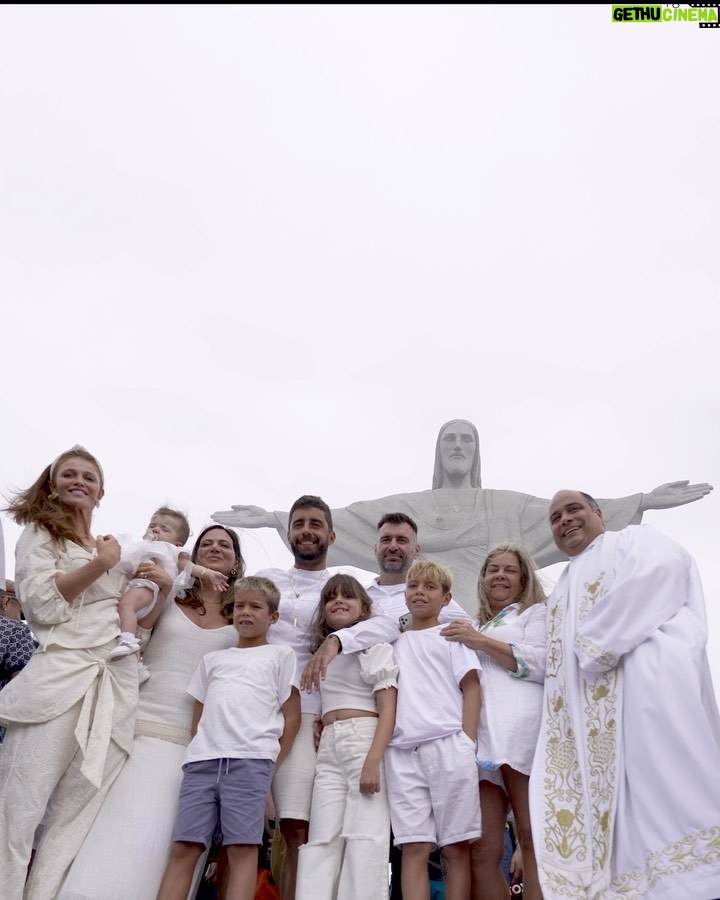 Pedro Scooby Instagram - Para iluminar esse dia chuvoso! O batizado da minha nossa pequena, gigante Aurora! Obrigado Deus, família e @padreomaroficial 🙏🏼 🎥 @mateusswerneck