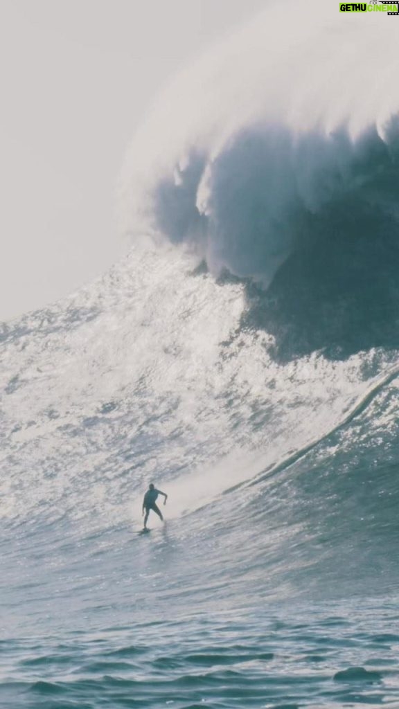 Pedro Scooby Instagram - @pedroscooby conhece as ondas Gigantes de Nazaré como poucos 🏄🏽‍♂️ Que nota você daria para essa sessão de ondas surfada durante o Gigantes de NAZARÉ?? 🔟 #gigantesdenazaré