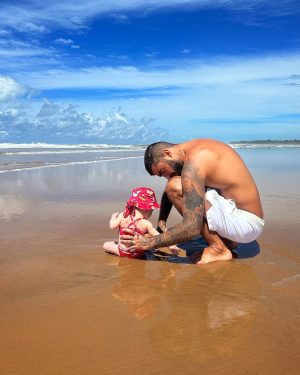 Pedro Scooby Instagram - Porque metade de mim é amor… A outra também… 😍